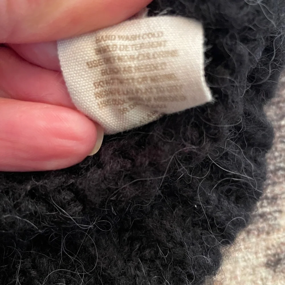 FREE PEOPLE ALPACA WOOL KNIT SWEATER Size L
Black
Like new - Picture 7 of 10